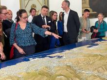 delegati di Marsiglia osservano il plastico