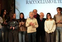 Il sopravvissuto alla Shoah Gilberto Salmoni attorniato da studenti e dal presidente di ILSREC Mino Ronzitti Il sopravvissuto alla Shoah Gilberto Salmoni attorniato da studenti e dal presidente di ILSREC Mino Ronzitti