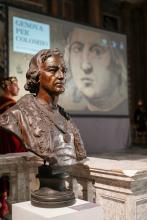 In primo piano il busto di Colombo: sullo sfondo, lo schermo con il ritratto del grande navigatore