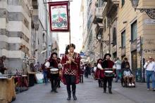 Apertura del corteo storico diretto verso il Porto Antico: foto scattata ai lati della Cattedrale di San Lorenzo