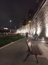 L'effetto scenografico del nuovo impianto di illuminazione delle mura della marina L'effetto scenografico del nuovo impianto di illuminazione delle mura della marina