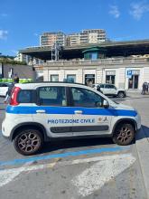 Auto della Protezione Civile comunale paarcheggiata accanto alla stazione ferroviaria di Brignole