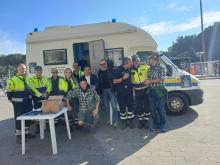 L'assessore Massimo Ferrante tra i volontari attivi nel presidio di piazza Verdi, a Brignole