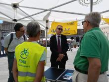 I saluti dell'assessore Robotti ai volontari di FIAB Genova presenti in largo Pertini per promuovere il bike-to-work