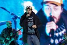 Il cantante dei Pinguini Tattici Nucleari sul palco di piazza della Vittoria