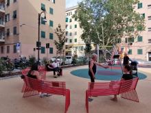 persone sedute sulle panchine