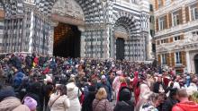 La folla in attesa di entrare nella Cattedrale