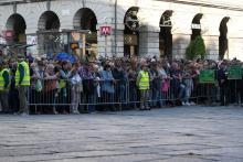 Alpini e curiosi dietro alle transenne di piazza De Ferrari prima del discorso della sindaca Salis