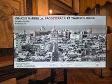 Un'immagine in bianco e nero del centro storico di Genova, con il mare sullo sfondo