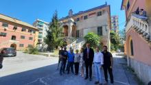 Foto di gruppo davanti alla Villa: tra gli altri l'assessore Piciocchi e il presidente di Municipio Romeo