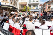 Esibizione di un'orchestra nella piazza di Bad Orb (foto tratta da https://acesse.one/avhn8do) Esibizione di un'orchestra nella piazza di Bad Orb (foto tratta da https://acesse.one/avhn8do)