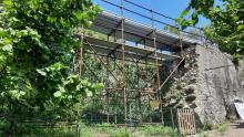 I ponteggi montati sul tratto di Acquedotto Storico crollato in località Ca' de Rissi che sarà ricostruito