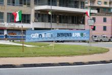 Striscione di benvenuto agli Alpini appeso nella aiuola della Rotatoria 9 novembre 1989