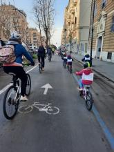 bambini e genitori pedalano insieme