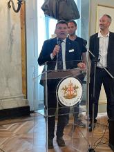 Mascia parla al microfono