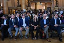 La sindaca Salis in prima fila al Palazzo della Borsa. Alla sua destra i giornalisti Tommaso Fregatti e Matteo dell'Antico
