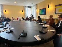 tavolo conferenza stampa