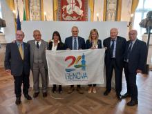 foto di gruppo con bandiera capitale dello sport