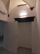 Un altro locale del nuovo immobile di via San Bernardo con la conservazione di un elemento originario in ardesia