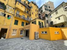 Il nuovo cortile interno dell'immobile di vico Vegetti, immerso tra le case e il verde circostanti