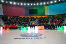 Gli staff tecnici sul parquet del Palasport prima della partita di basket femminile Italia-Cechia (foto di repertorio)