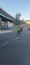 Un'agente della Polizia Locale mentre regola il traffico nell'area del Terminal Traghetti Un'agente della Polizia Locale mentre regola il traffico nell'area del Terminal Traghetti