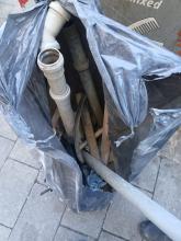 Tubi per edilizia abbandonati per strada Tubi per edilizia abbandonati per strada