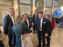 stretta di amno Mascai e delegata