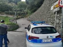 La pattuglia della Polizia Locale dislocata all'imbocco di via Superiore dei Giovi