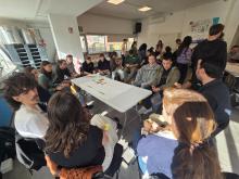 Uno dei momenti interattivi: ragazze e ragazzi seduti ai tavoli dove scambiarsi idee e suggestioni