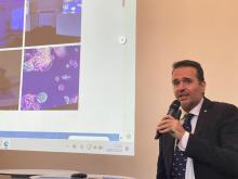 assessore Maresca parla al microfono
