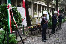 La corona di alloro deposta sulla lapide che ricorda il sacrificio dei Partigiani