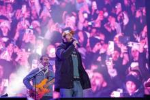 Il cantante dei Pinguini Tattici Nucleari sul palco di piazza della Vittoria