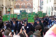 La "sfilata" degli Alpini, con i labari di varie sezioni, ai piedi di via San Lorenzo in direzione piazza De Ferrari