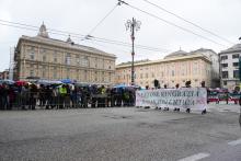 Alpini sfilano in piazza De Ferrari con lo striscione "Venzone ringrazia e non dimentica"