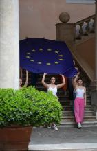 La bandiera dell'Europa portata dalle studentesse del "Gobetti" sulla scalinata di Palazzo Tursi
