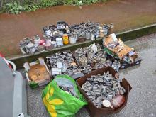 Le latte di vernice e solvente abbandonate in via Adamoli