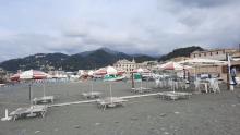 La nuova spiaggia fotografata da levante con sullo sfondo la cerniera montuosa attorno a Voltri