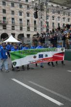 Alpini sfilano con lo striscione "Alpini della Controcarri: mai njun davanti"