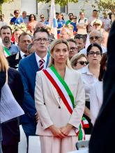 La sindaca Salis durante la cerimonia di commemorazione alla Radura della Memoria La sindaca Salis durante la cerimonia di commemorazione alla Radura della Memoria