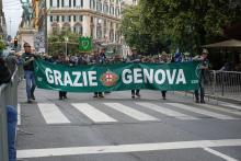 Gli Alpini sfilano dietro allo striscione "Grazie Genova"