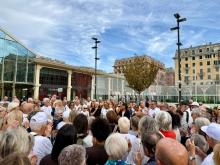 La sindaca Salis attorniata da alcune decine di persone over 65 al mercato di corso Sardegna La sindaca Salis attorniata da alcune decine di persone over 65 al mercato di corso Sardegna