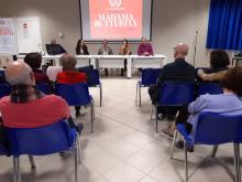 pubblico di spalle