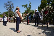 Paola Vicini, mamma di Mirko Vicini, davanti alle corone commemorative. Sullo sfondo Egle Possetti