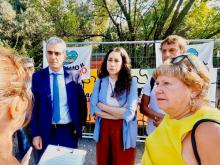 I due assessori ascoltano l'intervento di una cittadina