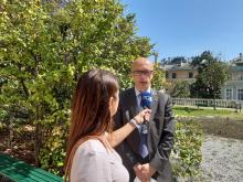 campora intervistato nel giardino di palazzo tursi