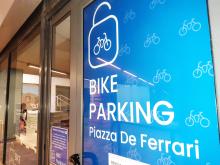 L'insegna del Bike Parking: la silhouette di un lucchetto con dentro il simbolo della bici
