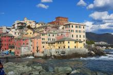 Il caratteristico borgo di Boccadasse in una giornata di sole