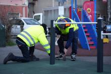 Bolzaneto - piazza Savi: operai al lavoro in area gioco