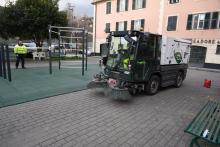 Bolzaneto - piazza Savi: spazzatrice in azione